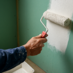 Comment peindre un placo hydrofuge sans erreur : préparation, sous‑couche et peinture adaptée
