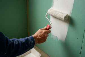 Comment peindre un placo hydrofuge sans erreur : préparation, sous‑couche et peinture adaptée