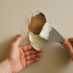 Réparer placo arraché : le guide étape par étape pour un mur comme neuf