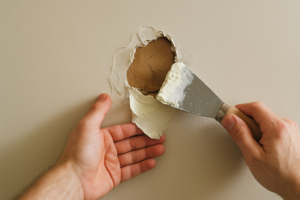 Réparer placo arraché : le guide étape par étape pour un mur comme neuf